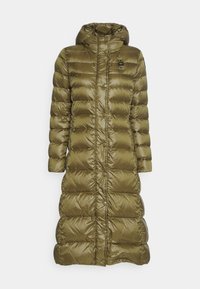 Abrigo largo acolchado de color verde oliva con capucha, que presenta una textura acolchada, cierre de botones a presión y bolsillos en las costuras laterales.