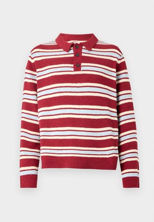 Jersey de punto a rayas rojas y crema con cuello de camisa, tapeta de tres botones y puños y dobladillo acanalados. Textura suave, diseño casual.