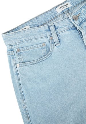 Jeans de mezclilla azul claro con un diseño clásico de cinco bolsillos, herrajes metálicos y un corte recto con detalles de costura sutiles.