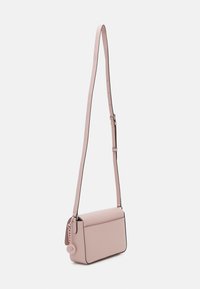 Borsa a tracolla rosa con una texture liscia, forma rettangolare strutturata e una lunga tracolla regolabile. Presenta un piccolo charm sul lato.