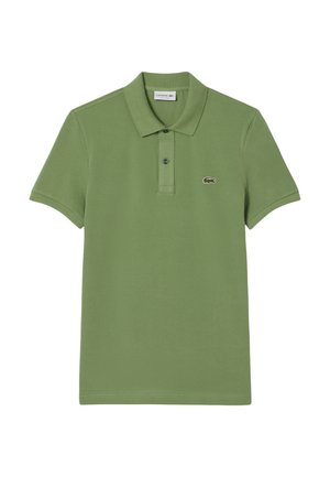 Camiseta tipo polo verde de manga corta con cuello de botones y pequeño logotipo de cocodrilo bordado en el pecho izquierdo.