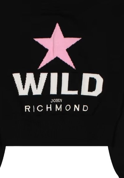 Maglione corto nero con una stella rosa, la parola "WILD" in bianco e "JOHN RICHMOND" sotto in un testo bianco più piccolo. Texture liscia.