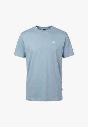 T-shirt bleu clair à manches courtes et col ras du cou avec un petit logo minimaliste blanc en forme de visage sur la poitrine gauche, fond uni.