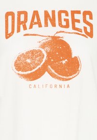 Ilustración de fruta naranja de estilo vintage con la palabra "NARANJAS" arriba y "CALIFORNIA" abajo en texto naranja sobre fondo blanco.