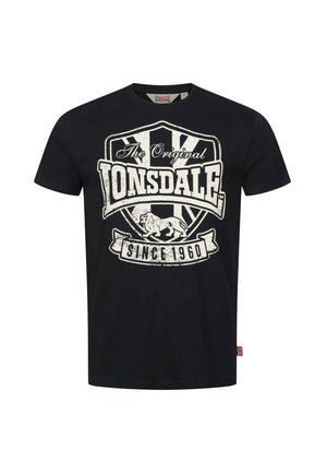 Zwarte T-shirt met korte mouwen met witte afbeelding van een schild, een leeuw en de tekst "The Original Lonsdale Since 1960" op de voorkant.