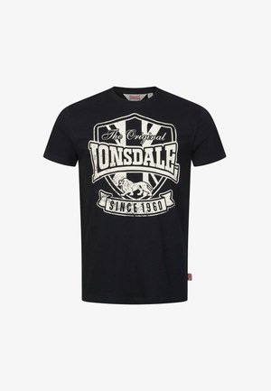 Zwarte T-shirt met korte mouwen met witte afbeelding van een schild, een leeuw en de tekst "The Original Lonsdale Since 1960" op de voorkant.