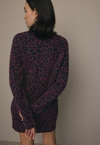 Next LEOPARD ANIMAL REGULAR FIT - Robe pull - red berry