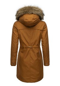 Brun parka med en huva klädd med konstgjord päls, justerbar midja och knäppte manschetter. Slät tyg och medellång design.