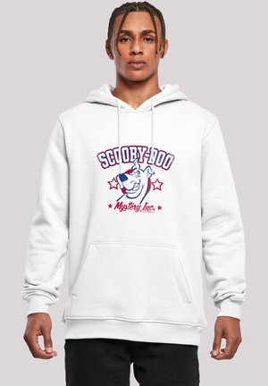 Hvit hettegenser laget av mykt stoff med trykt grafikk av Scooby-Doo, rød og blå tekst, frontlomme og snøring i hetten.