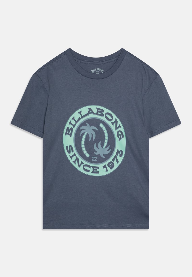Námořnická modrá trička s krátkým rukávem vyrobená z měkké tkaniny, s kruhovou grafikou s palmami a nápisem "BILLABONG SINCE 1973" v světle modré barvě.