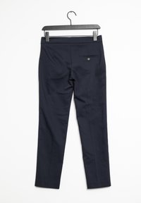 Pantalons slim-fit bleu marine en tissu tissé. Comprend une poche arrière unique avec un bouton et une ceinture plate, suspendus à un cintre noir.