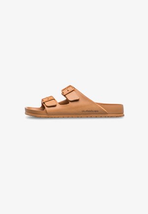 Tan slide sandalen met dubbele verstelbare gespen, gestructureerde bovenkant en een gevormde voetbed. Lichtgewicht ontwerp met een patroon op de rubberen zool.