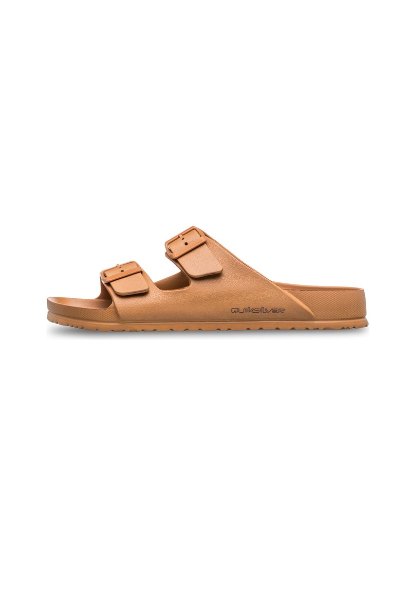 Tan slide sandalen met dubbele verstelbare gespen, gestructureerde bovenkant en een gevormde voetbed. Lichtgewicht ontwerp met een patroon op de rubberen zool.