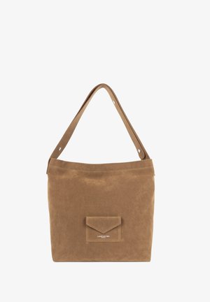Sac fourre-tout en daim marron avec une poche avant, présentant une texture lisse et deux longues anses plates. Accents en métal argenté visibles.