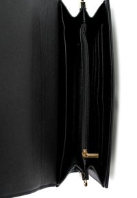 Zwarte leren tas met een ritssluiting, uitgerust met meerdere compartimenten en een textuurafwerking. Gouden hardware accentueert het ontwerp.