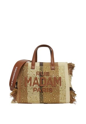 Borsa a mano rettangolare intrecciata con manici in pelle marrone, borchie dorate, lati con frange e scritta "RUE MADAM PARIS" sul davanti e sulla tracolla.