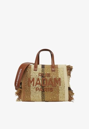 Borsa a mano rettangolare intrecciata con manici in pelle marrone, borchie dorate, lati con frange e scritta "RUE MADAM PARIS" sul davanti e sulla tracolla.