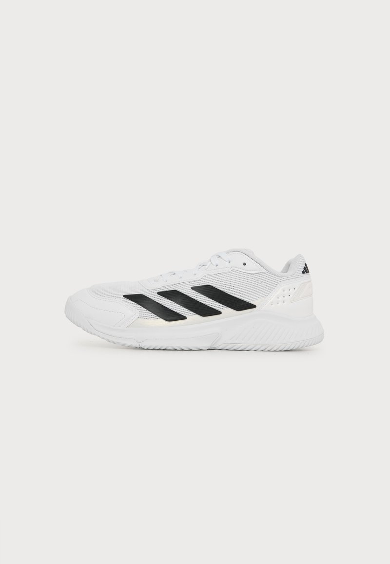 Baskets blanches de sport avec des bandes noires sur le côté, tige en mesh et semelle texturée, vues de l'extérieur sur un fond uni.