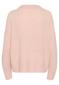 Pull en tricot rose avec une texture douce, des épaules tombantes et un ourlet côtelé. La vue arrière montre une coupe décontractée et un col rond.