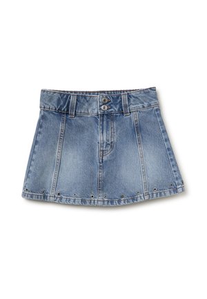 Blauwe denim minirok met dubbele knopen, riemlussen, verticale naden en metalen oogjes langs de zoom op een witte achtergrond.