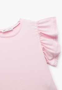 Haut rose clair à manches courtes avec des manches volantes, offrant une texture douce et des bords festonnés au niveau des manches. Encolure ronde et coupe décontractée.