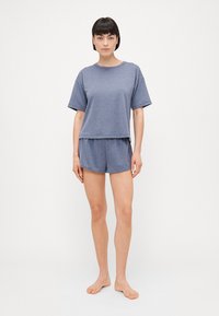 Blaues Baumwoll-Loungewear-Set mit einem kurzärmeligen Oberteil und passenden Shorts. Lockere Passform mit einer glatten Textur, ideal für lässigen Komfort.
