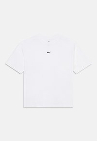 Baltā kokvilnas T-kreklā ar īsām piedurknēm, apaļu kakla izgriezumu un mazu melnu Nike logo, kas atrodas krūtīs centrā. Gluda tekstūra, ikdienišķs piegriezums.