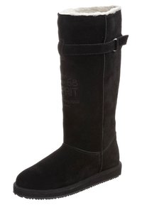 Svart mocka knähög stövel med imitationspälsfoder, platt sula och en sidospänne. Slät textur med diskret branding på skaftet.