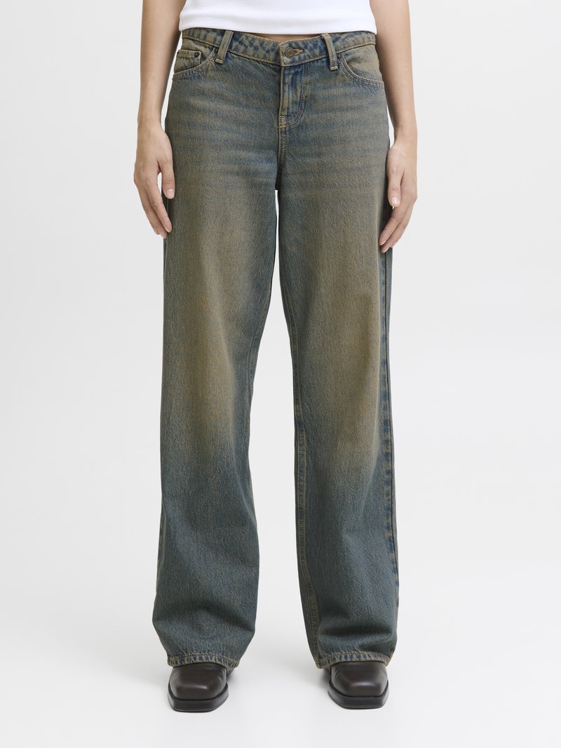 Jeans de perna larga em denim azul desbotado, apresentando um design clássico de cinco bolsos, fecho de botão e detalhes de costura mínimos. Textura suave.