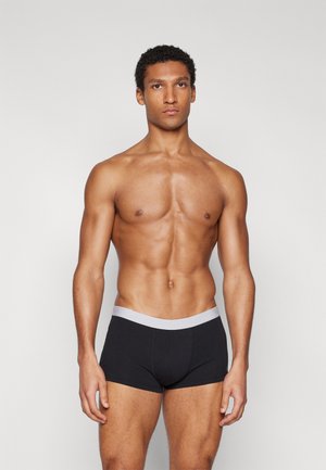 Schwarze Baumwoll-Boxershorts mit einem weichen grauen Bund, entworfen für einen engen Sitz mit glatter Textur und minimalistischer Stil.