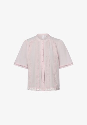 Blouse rose clair à manches courtes avec panneaux en dentelle, fermeture boutonnée devant, col rond et bordure en dentelle aux manches et à l'ourlet.