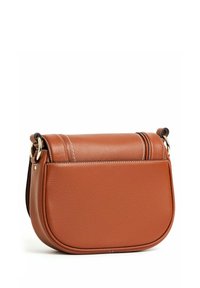 Borsa a tracolla in pelle marrone con fondo curvo, cuciture bianche a contrasto e anelli in metallo dorato per i punti di attacco della tracolla.