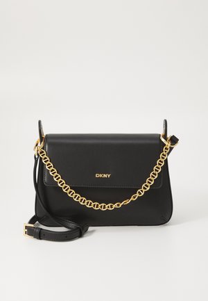 Schwarze Ledertasche mit einem goldenen Kettenriemen und einem verstellbaren Schulterriemen. Verfügt über eine Klappe auf der Vorderseite und ein geprägtes DKNY-Logo.