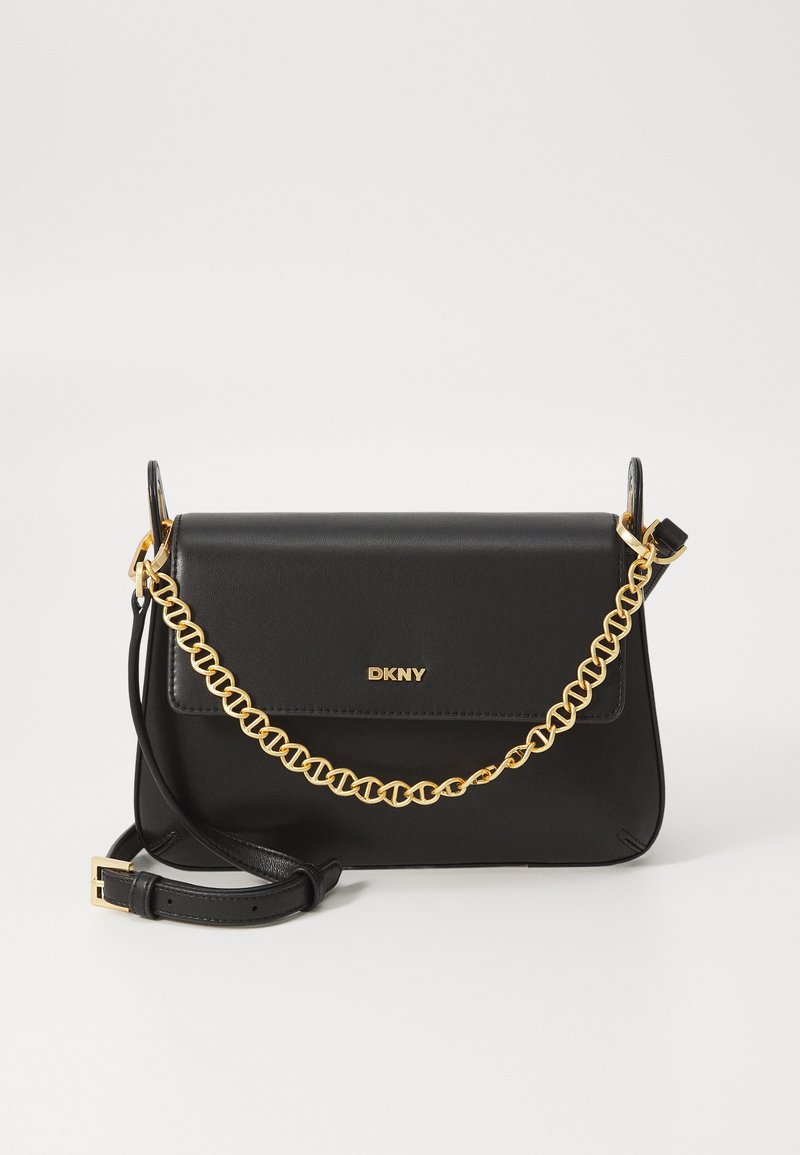 Borsa a tracolla in pelle nera con una tracolla in catena dorata e una tracolla regolabile. Presenta un cappuccio anteriore e il logo DKNY in rilievo.