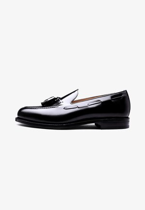 Zwart leren loafers met een gladde afwerking, voorzien van decoratieve stiksels en een metalen gespaccent. Rondneus en lage gestapelde hak.