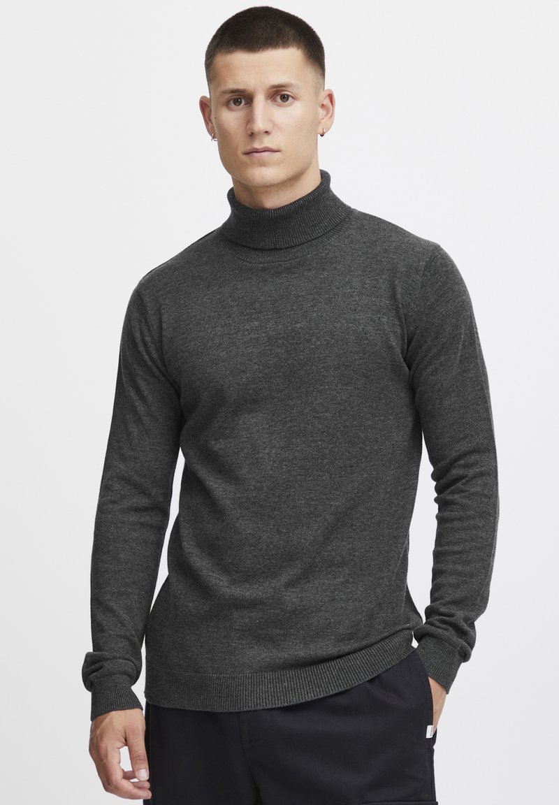 Dunkelgrauer Rollkragensweater aus weichem Material, mit langen Ärmeln und tailliertem Design sowie gerippten Bündchen und Saum.