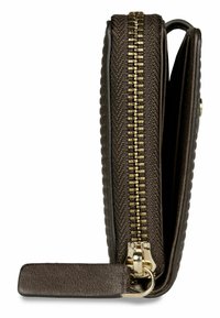 Cartera de cuero marrón con cremallera y tirador dorados, en posición vertical con la cremallera parcialmente cerrada sobre un fondo blanco.