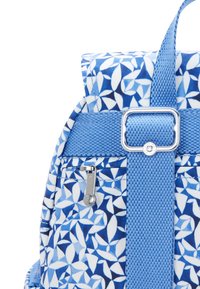 Mochila azul con un patrón floral, hecha de tela. Cuenta con una correa azul resistente, herrajes plateados y un pequeño bolsillo con cremallera.