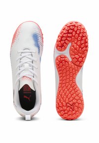 Weiße Sportschuhe mit strukturiertem Obermaterial, das blaue und rote Muster zeigt, Schnürsenkeln und einer leuchtend orangefarbenen, gemusterten Gummisohle.