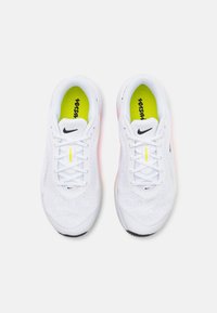 Nike Performance VERSAIR - Pantofi training - white/cyber volt/black
