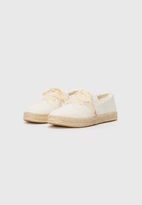 Lærred espadriller i off-white med teksturert finish, med en vevd jutesåle, rund tå og kremfargede snørebånd.