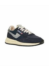 Sneaker basso blu navy e argento con lacci bianchi, suola beige, tomaia in mesh e suede, e piccolo logo della bandiera americana sul lato.