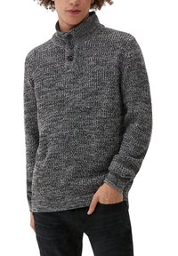 Suéter de punto en negro y gris con cuello alto, tapeta de tres botones y puños acanalados. Textura suave, ajuste casual.