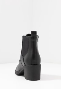 Anna Field Tronchetti - black