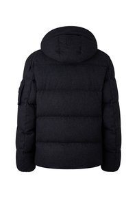 Ciemna kurtka puchowa z kapturem, z pikowanym wzorem. Materiał ma teksturowane wykończenie. Posiada kieszeń naszywaną na lewym ramieniu.