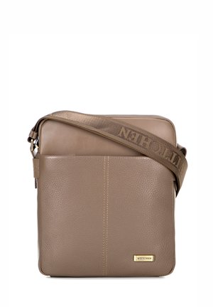 Borsa a tracolla in pelle marrone con una finitura testurizzata, dotata di un'etichetta con logo, cuciture in contrasto e una tracolla marrone regolabile.
