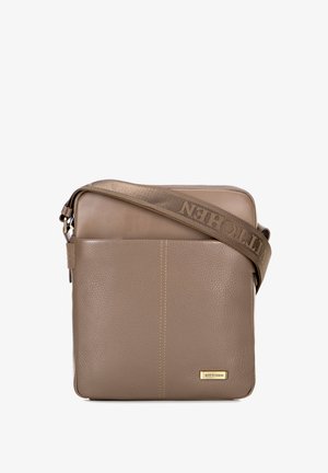 Borsa a tracolla in pelle marrone con una finitura testurizzata, dotata di un'etichetta con logo, cuciture in contrasto e una tracolla marrone regolabile.