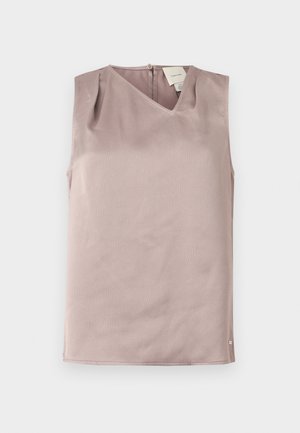 Ermeløs lys mauve bluse med V-hals, knappelukking bak og subtilt strukturert stoff, brettet flatt på hvit bakgrunn.