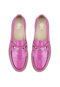 Helderroze gepatineerde leren loafers met franjes, gouden kettingaccent en een contrasterende tan zool. Diepgedrukte logo op de binnenzool.