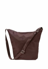 Braune Nylon-Schultertasche mit einem geräumigen, lässigen Design, verstellbarem Stoffgurt und silberner Hardware mit Reißverschluss. Glatte Textur.